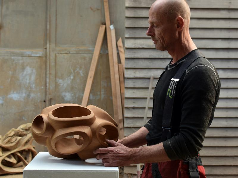 Installation monumentale en papier dans une galerie d’art contemporain française, jeux de lumière et d’ombre